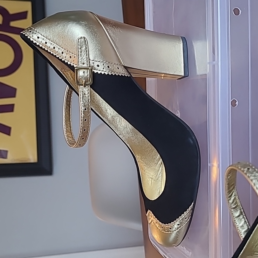 Coach shoes Rosario spectator size 8 Black suede and Gold